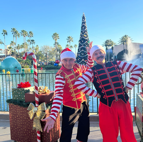 Juggling Elves at Disney's Hollywood Studios for Christmas