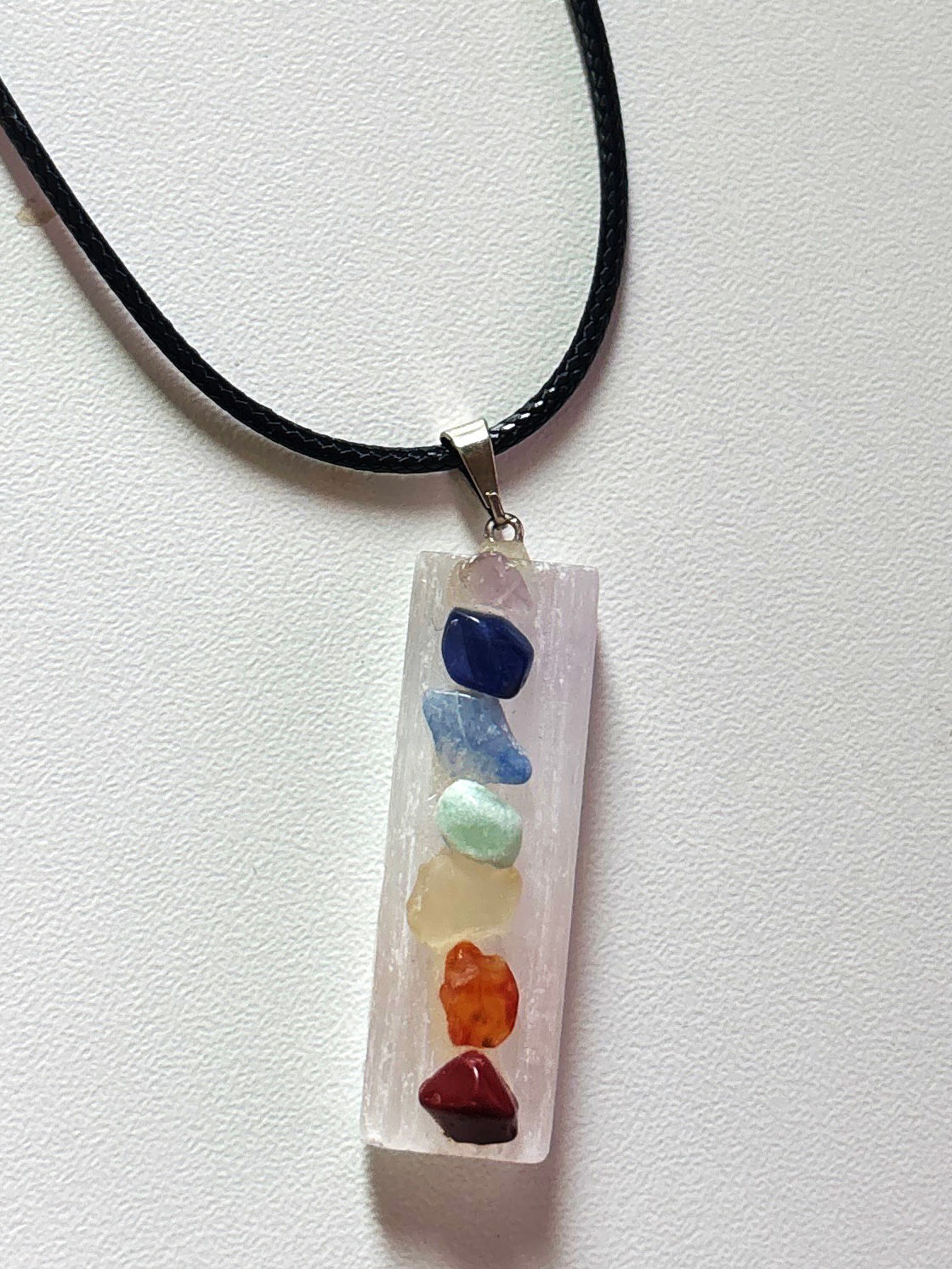 Cordão com Pingente de Selenita e 7 Chakras