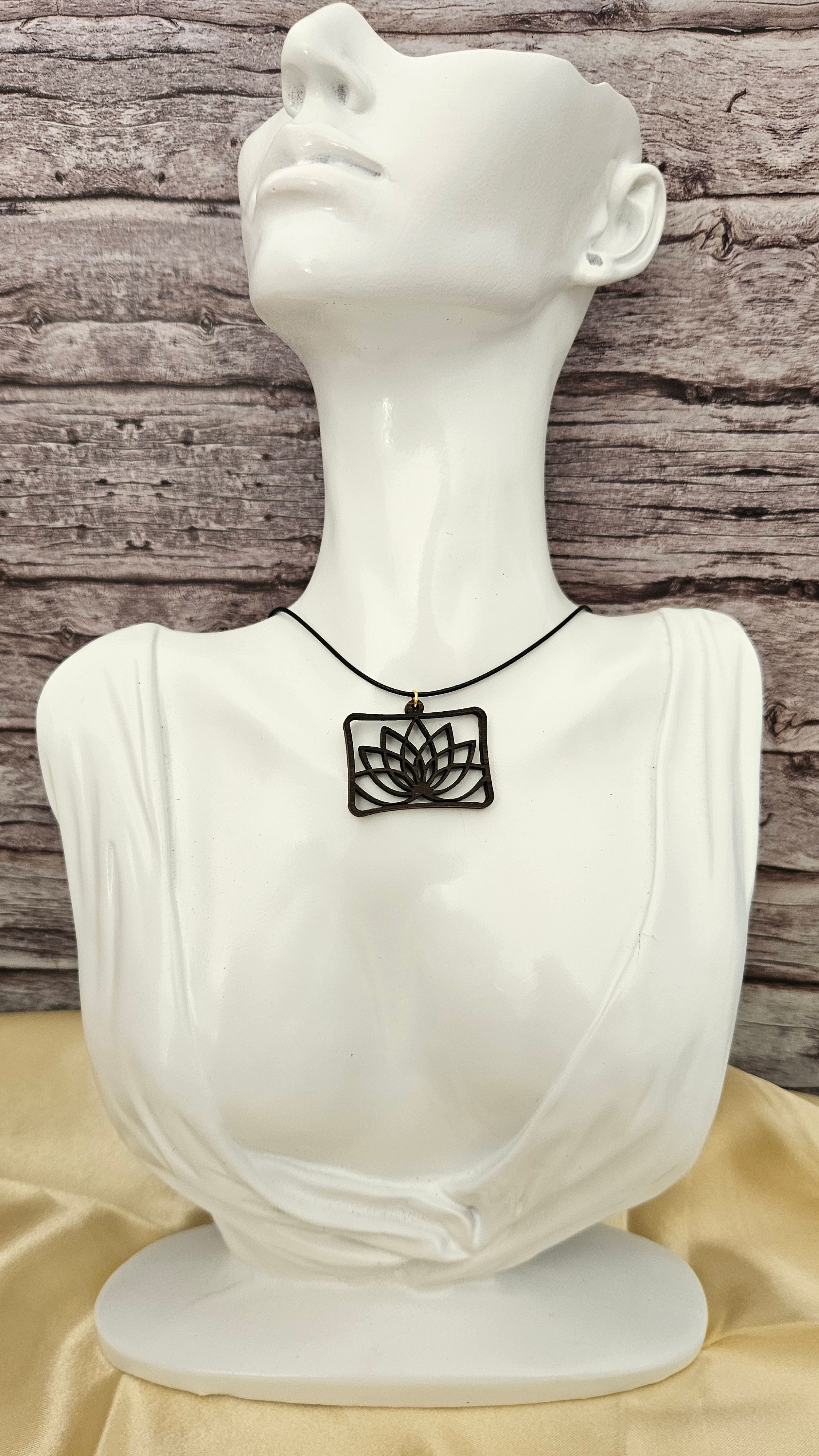 Collier Lotus Sacré