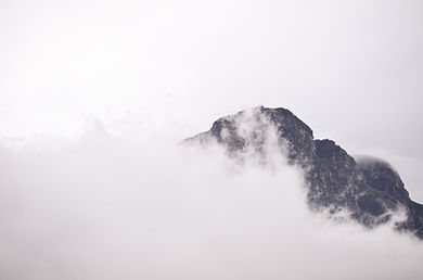 Montaña en la niebla