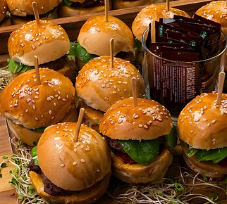 Eventos intimistas com cardápio gourmet personalizado, Mini wedding com jantar gourmet harmonizado, Finger food sofisticado em evento intimista, Ilha gastronômica de queijos e antepastos para celebrações pequenas, Buffet gourmet exclusivo para eventos intimistas
