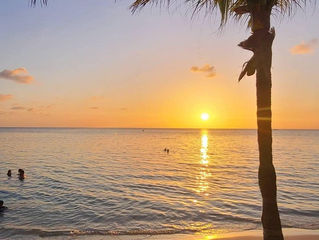 Descubre los atardeceres de Roatán.