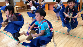 「秋の保育の一場面より」