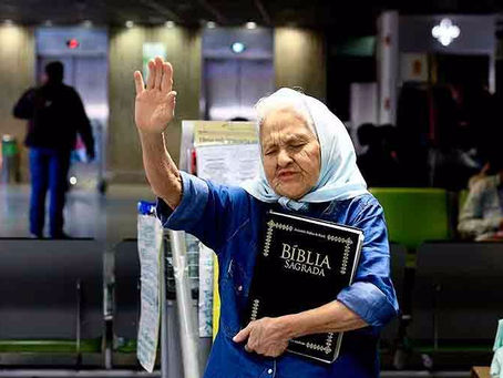 ANCIANA PREDICA INCANSABLEMENTE EN AEROPUERTO DE BRASIL