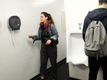 BAÑOS MIXTOS Y PRESERVATIVOS PARA PROVOCAR A LOS NIÑOS DESDE EDAD TEMPRANA. OJO PADRES. OREMOS POR N