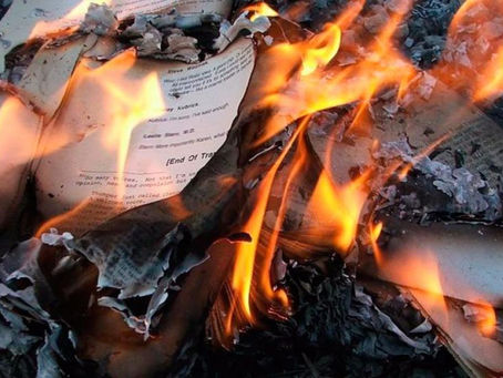 PASTOR HACE QUE TODA SU CONGREGACION QUEME SUS BIBLIAS