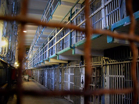 PROHÍBEN A PRISIONEROS CANTAR A DIOS, PERO ELLOS SE REVELAN ADORANDO CON SILBIDOS