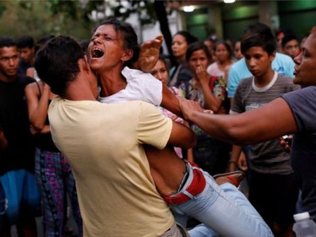 VENEZUELA:DOLOR Y DESESPERACION DE FLIARES DE LOS RECLUSOS DEL PENAL DE CARABOBO DONDE MURIERON 68 P