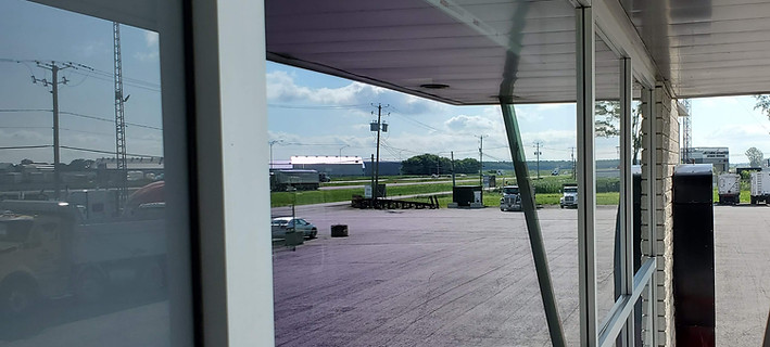 Vitre extérieure parfaitement propre après nettoyage professionnel, surface transparente et finition sans trace.