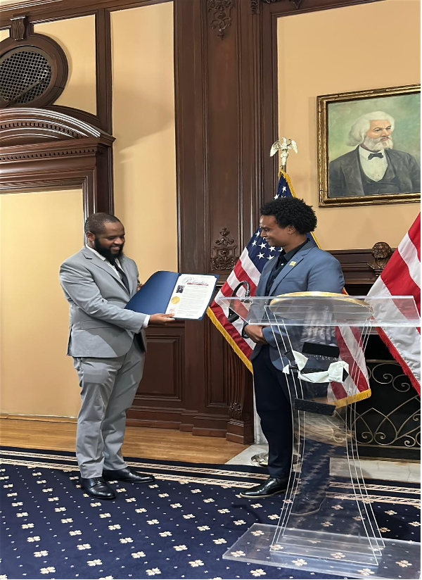 Nils Kinuani accepting the proclamation