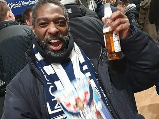 Dan fanáticos del West Brom cobijo a hombre sin hogar