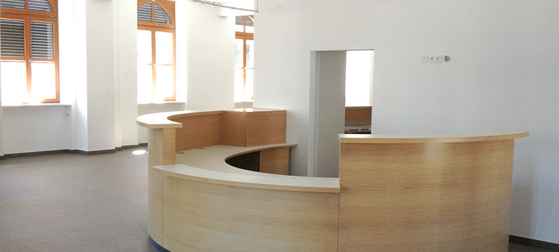 Forum Alte Post, Pirmasens
Runde Empfangstheke mit indirekter Beleuchtung
Rott Schreinerei & Innenausbau
Schweix, Pirmasens