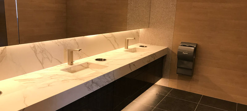 Outlet Zweibrücken
Sanitäranlage
Waschtisch und Spiegel
Rott Schreinerei & Innenausbau
Schweix, Pirmasens