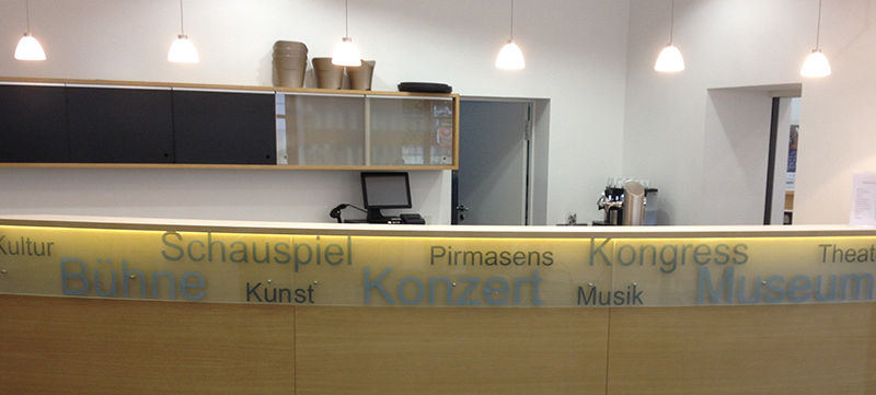 Forum Alte Post, Pirmasens
Bar Theke mit indirekter Beleuchtung
Rott Schreinerei & Innenausbau
Schweix, Pirmasens