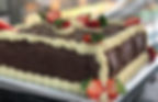 Bolo brigadeiro, branquinho e morango.