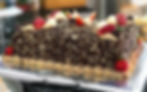 Bolo branquinho, brigadeiro e morango