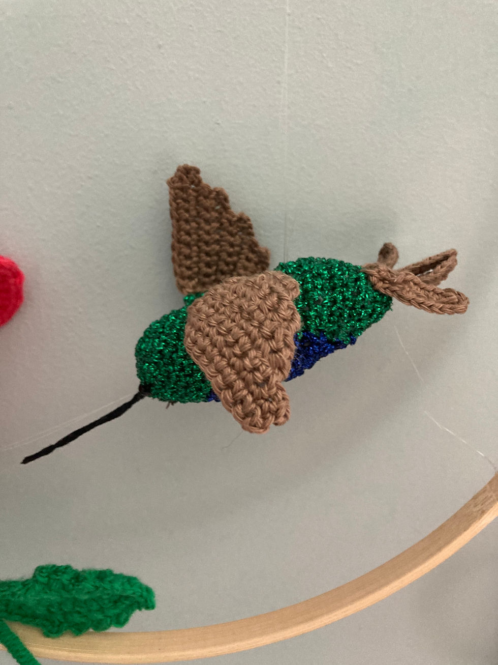 Thumbnail: Hummingbird and hibiscus flower in bamboo ring