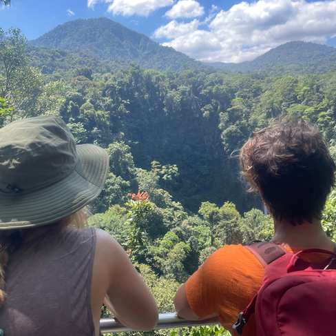 Amies regardant la vue