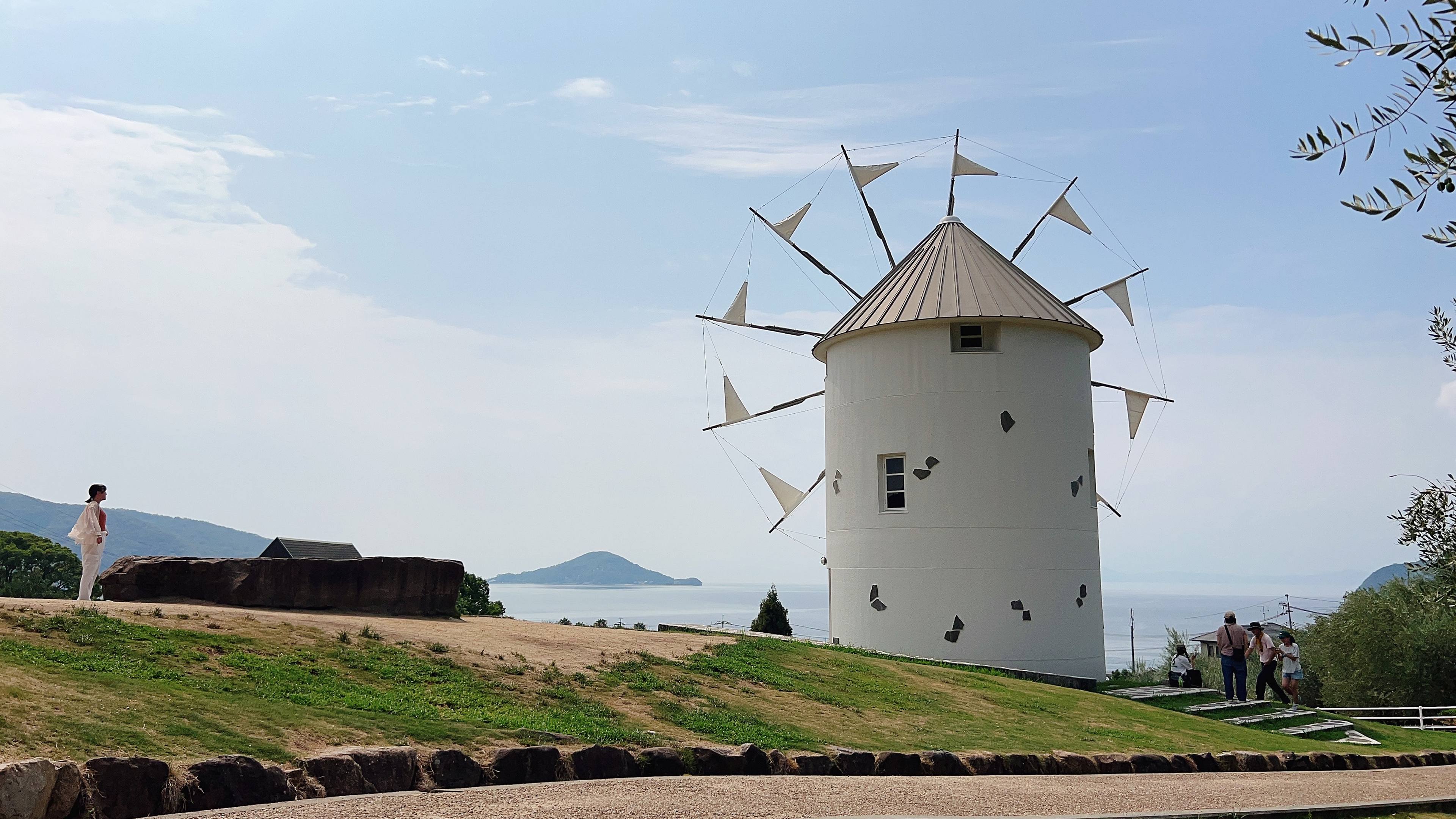白色風車與藍色天空