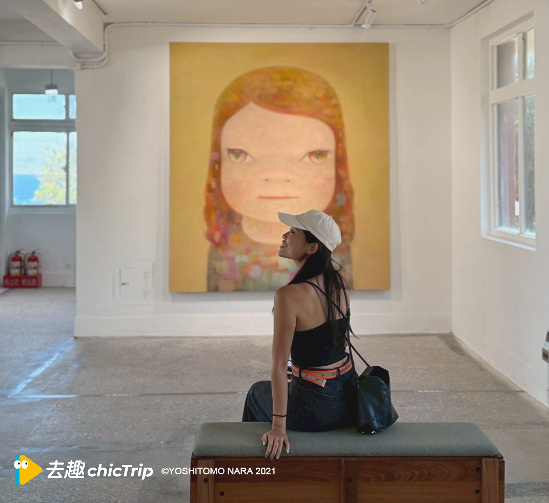 漂亮女生和一幅畫