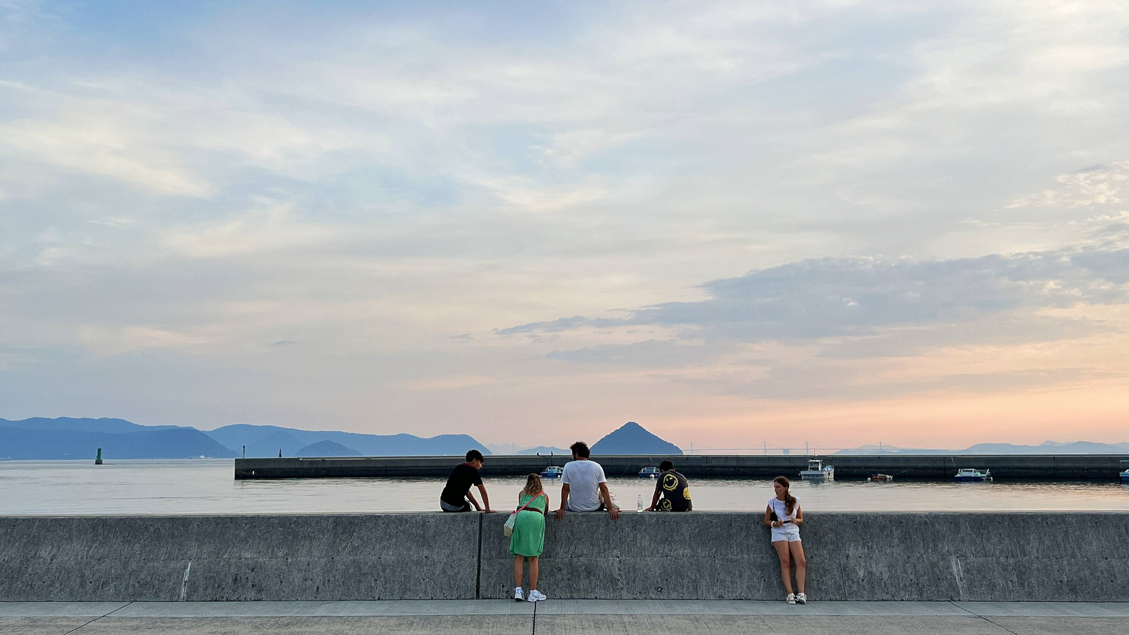 人們在岸邊觀賞