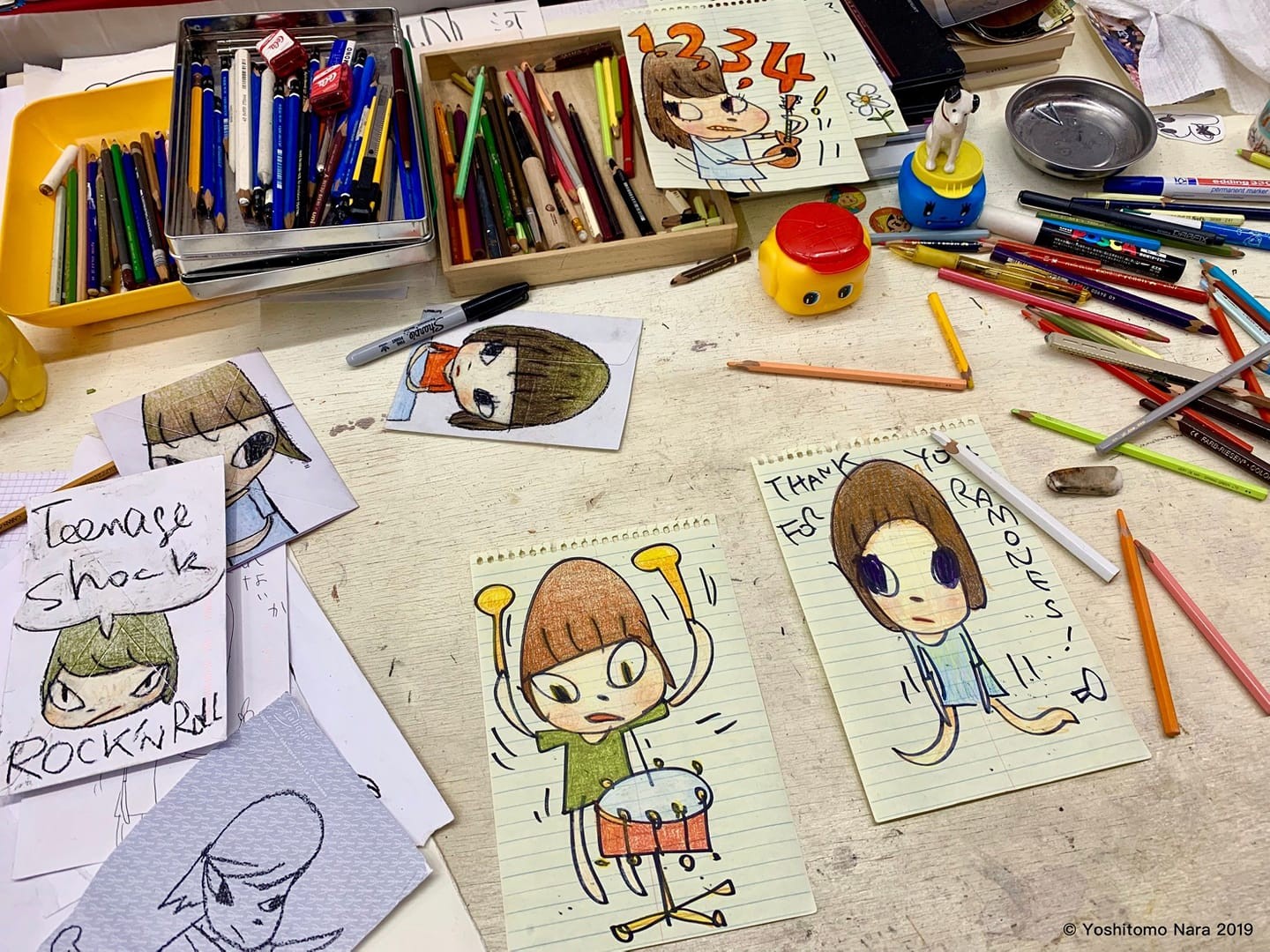 一堆畫作與鉛筆