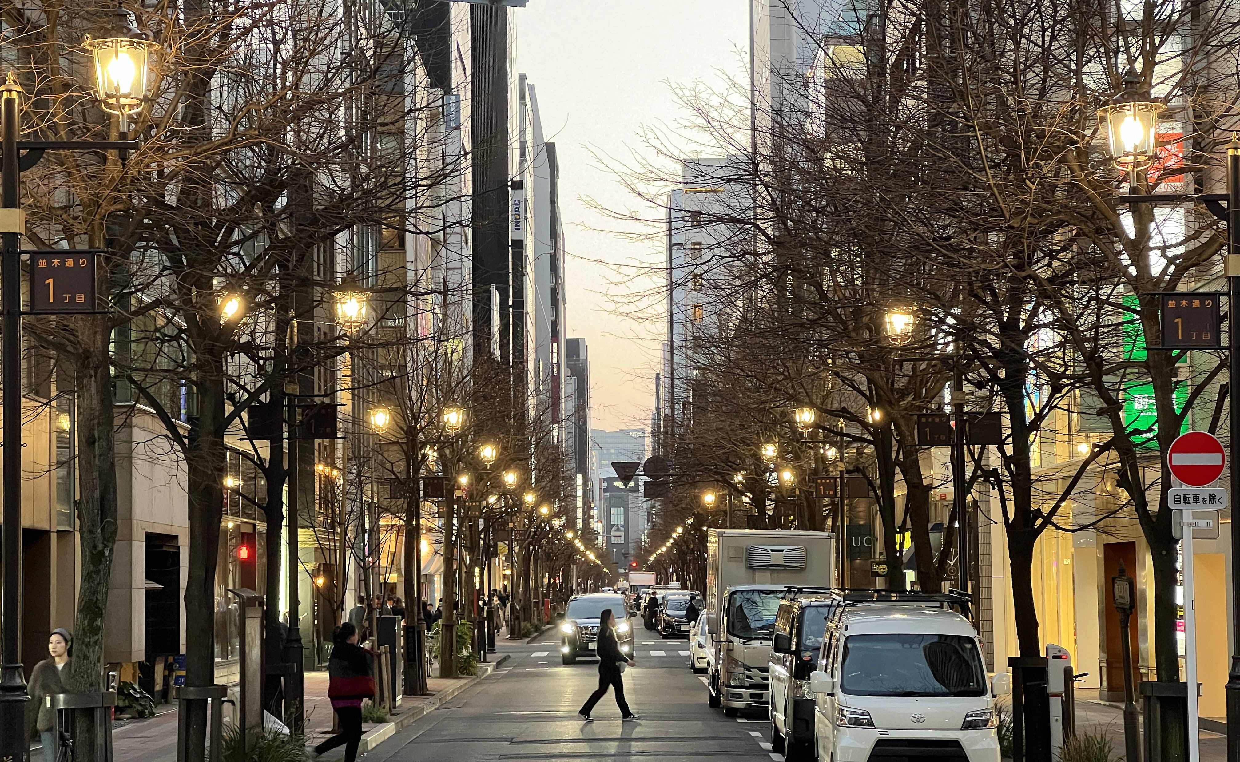 街燈亮起的街道