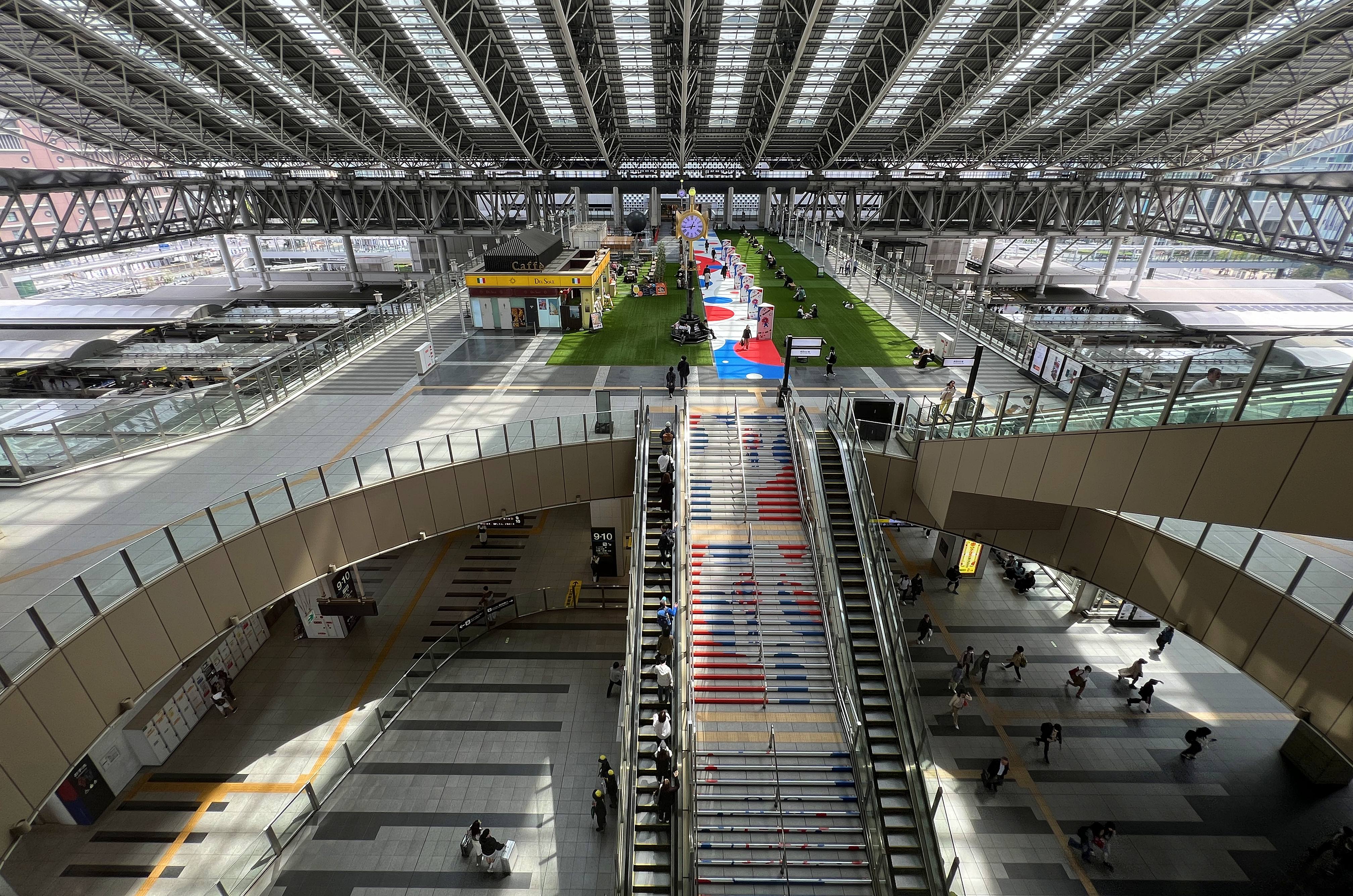 建築物室內有著陡峭的長樓梯