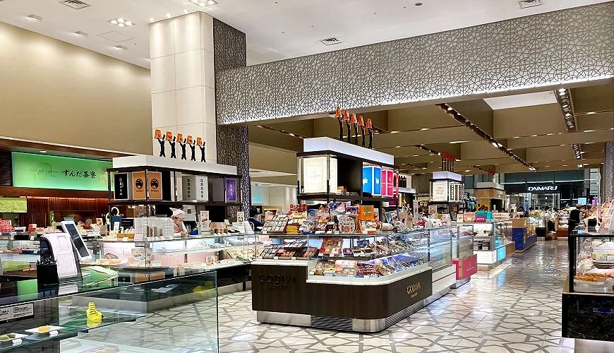 東京大丸松阪屋一樓與地下一樓皆有食品專櫃，適合來此處採購點心禮盒作為伴手禮。