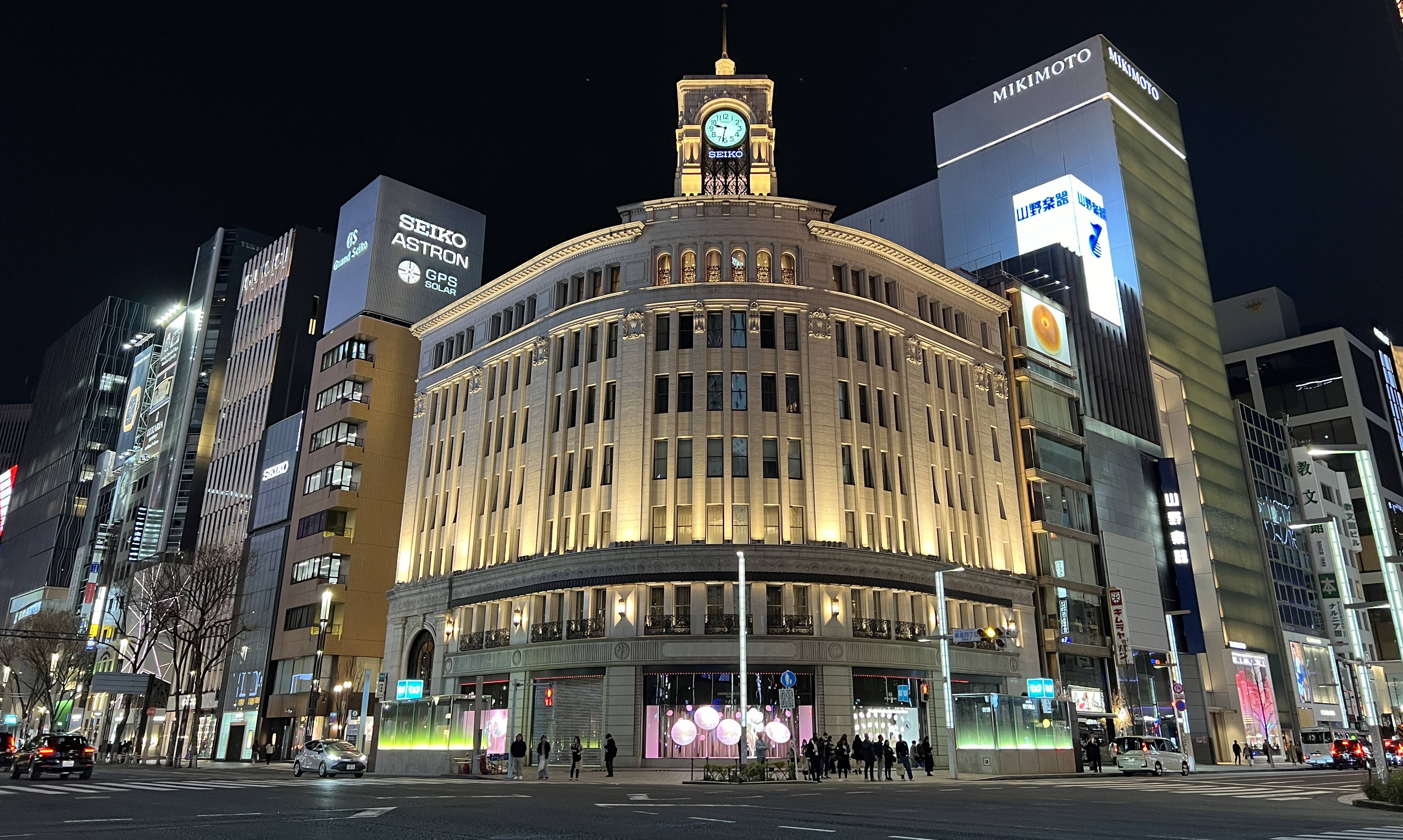 夜晚點燈亮起的商店街