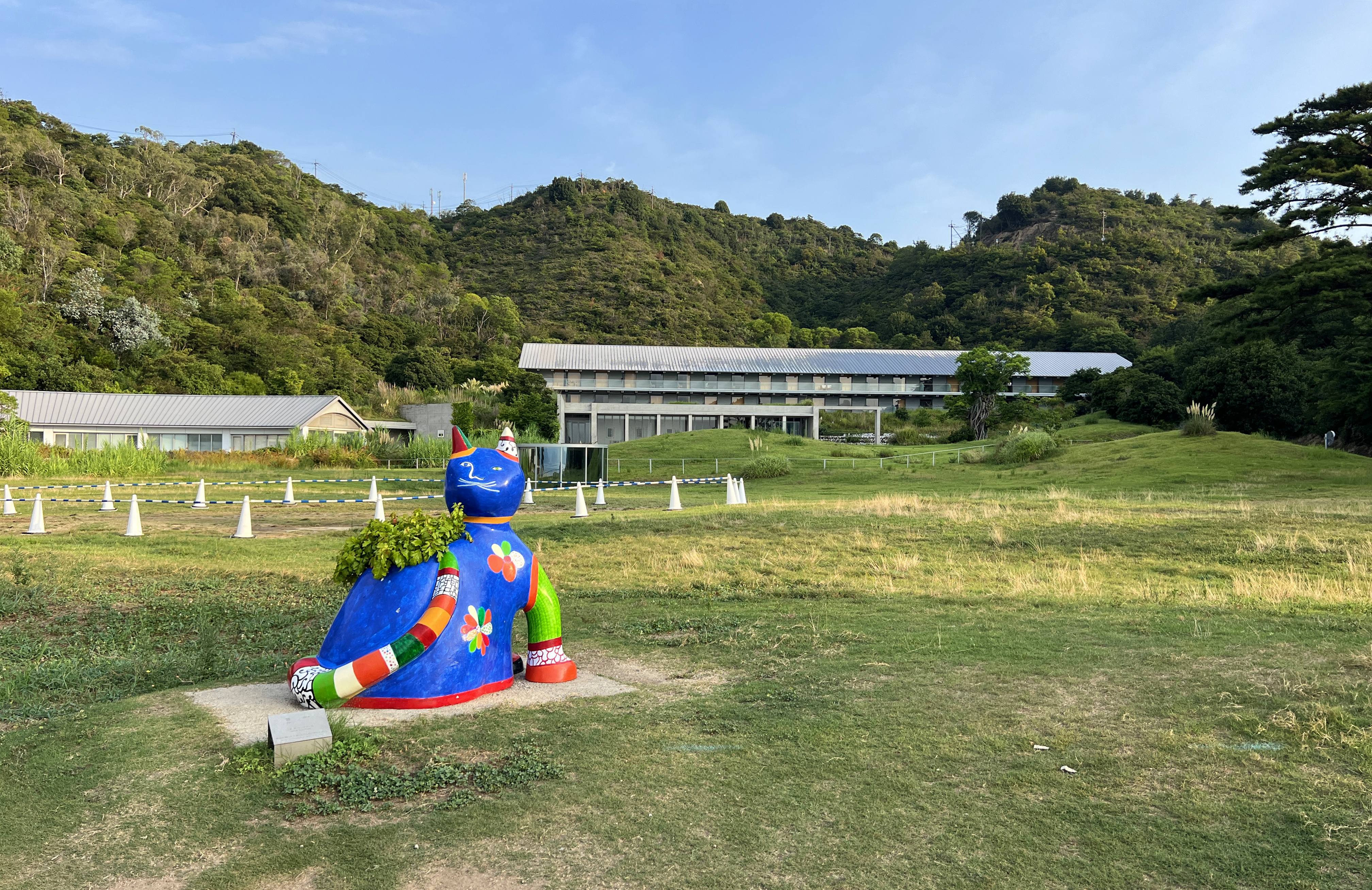 藍色貓裝置藝術在綠地上