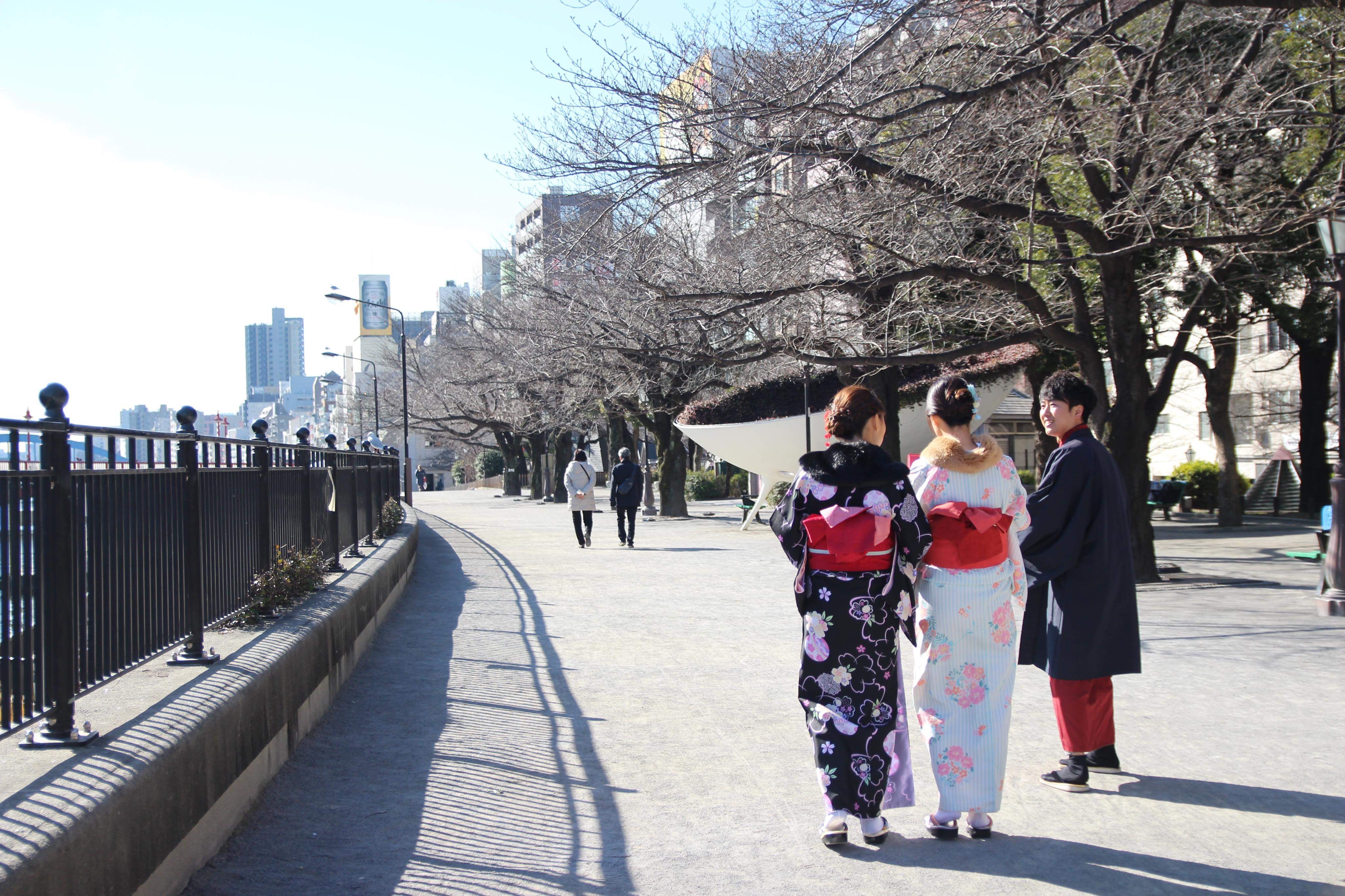 川邊有穿著和服的人