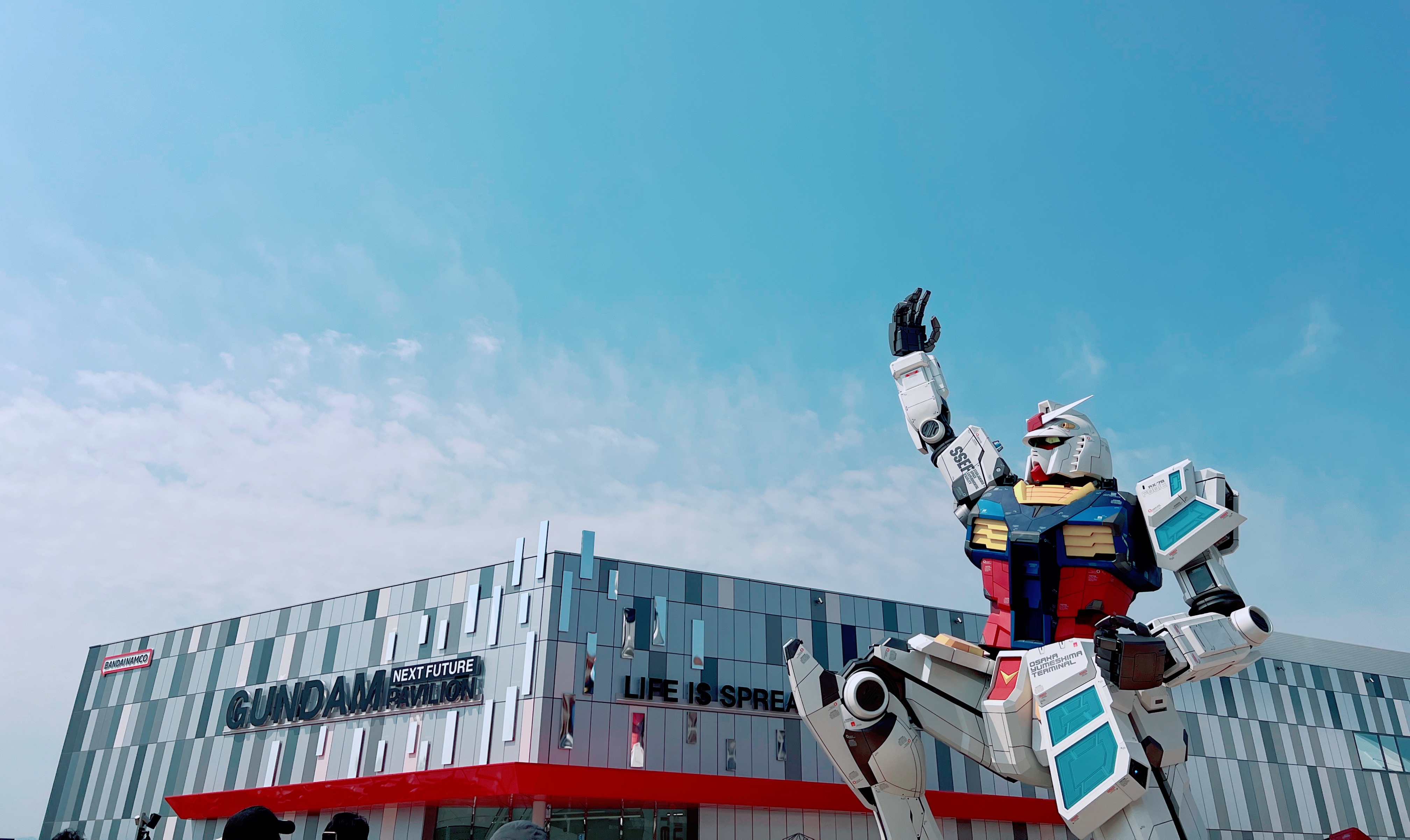 巨型鋼鐵彈雕像