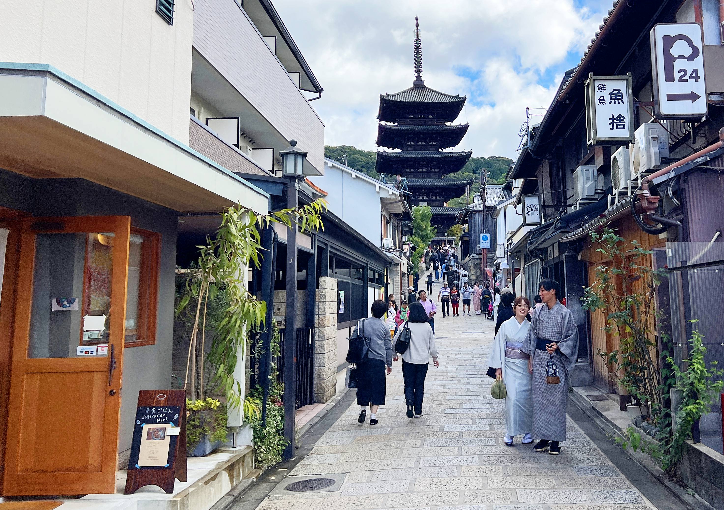 京都東山 v.s. 京都嵐山！歷史人文與自然風光的對比散策與食遊指南3選：京都東山（石坂老街、寺院庭園、町家美食）、京都嵐山（桂川遊船、竹林小徑、保津川峽谷）