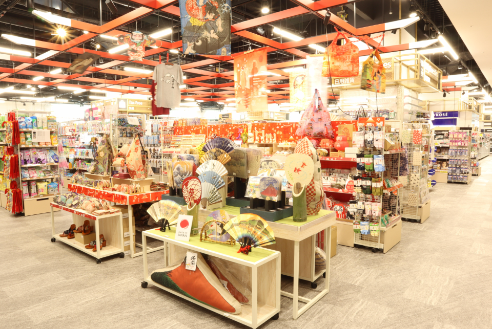 EDION 是日本在地人氣連鎖家電品牌，商品齊全、品質有保證，價格也很實在。不只有小家電與美容儀器，還有戶外用品、各種玩具與生活雜貨展示區。