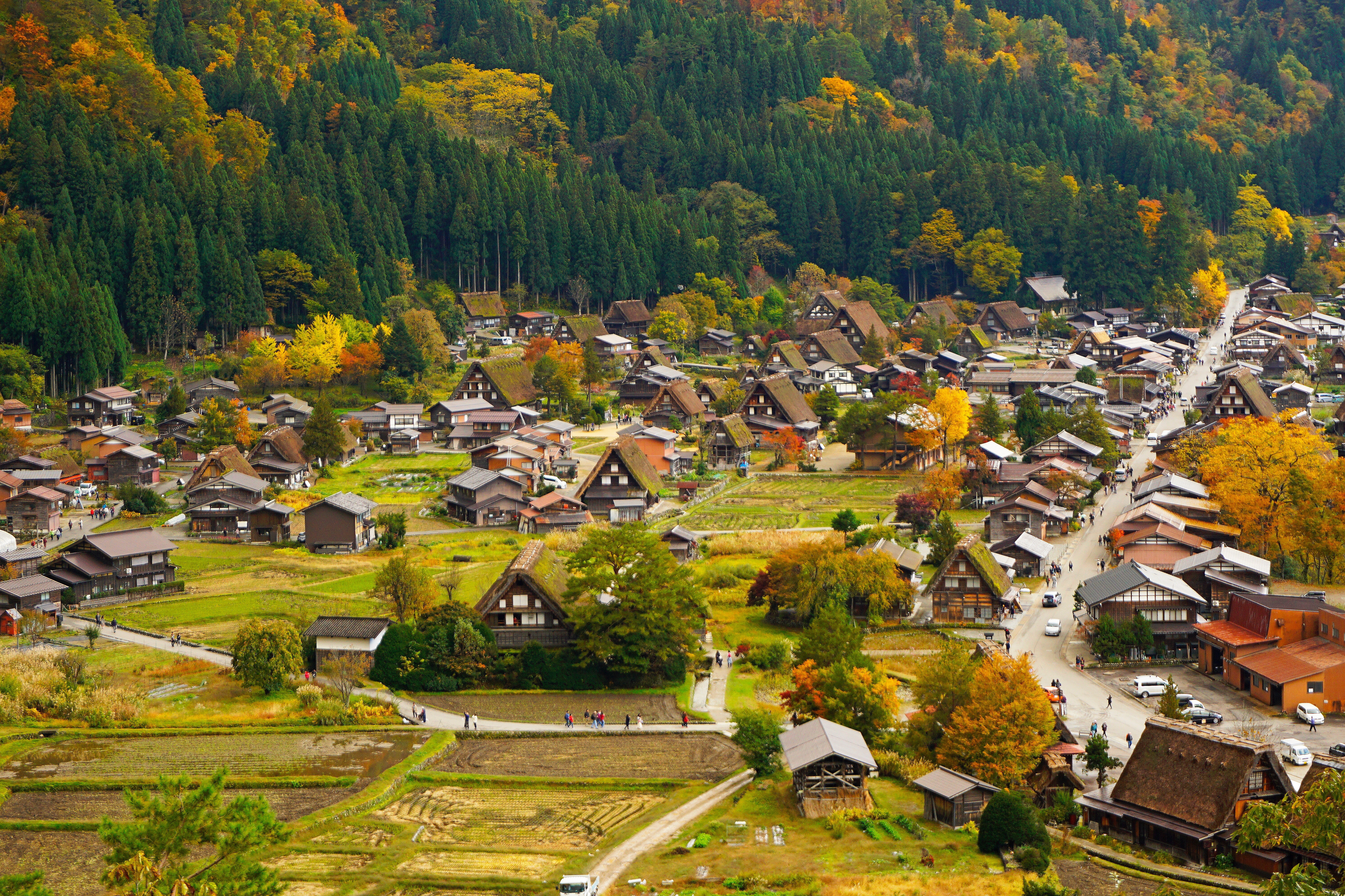 JBL 高速巴士可出發遠離塵囂的世界遺產地區「白川鄉合掌村」。