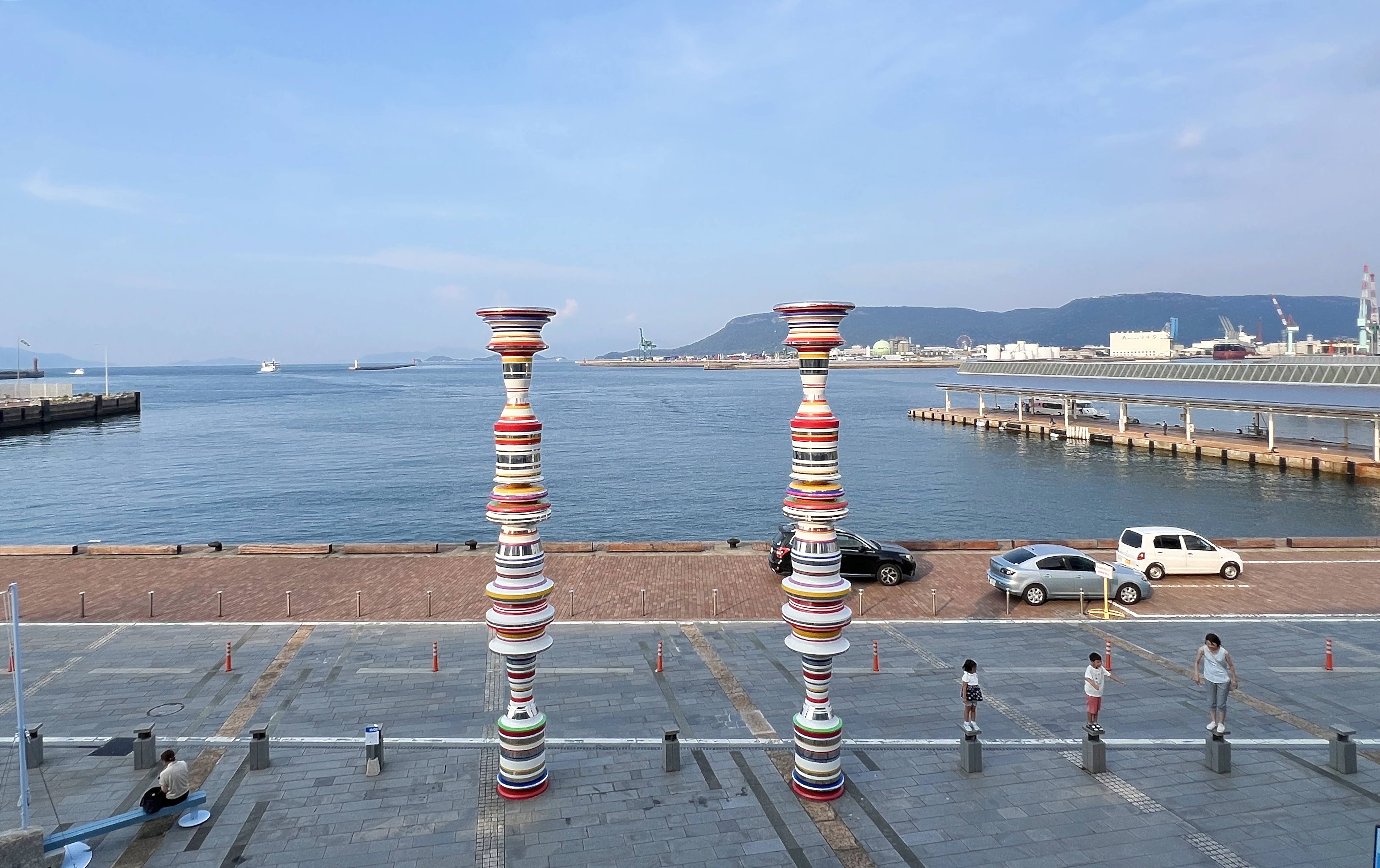 港邊與很多車輛