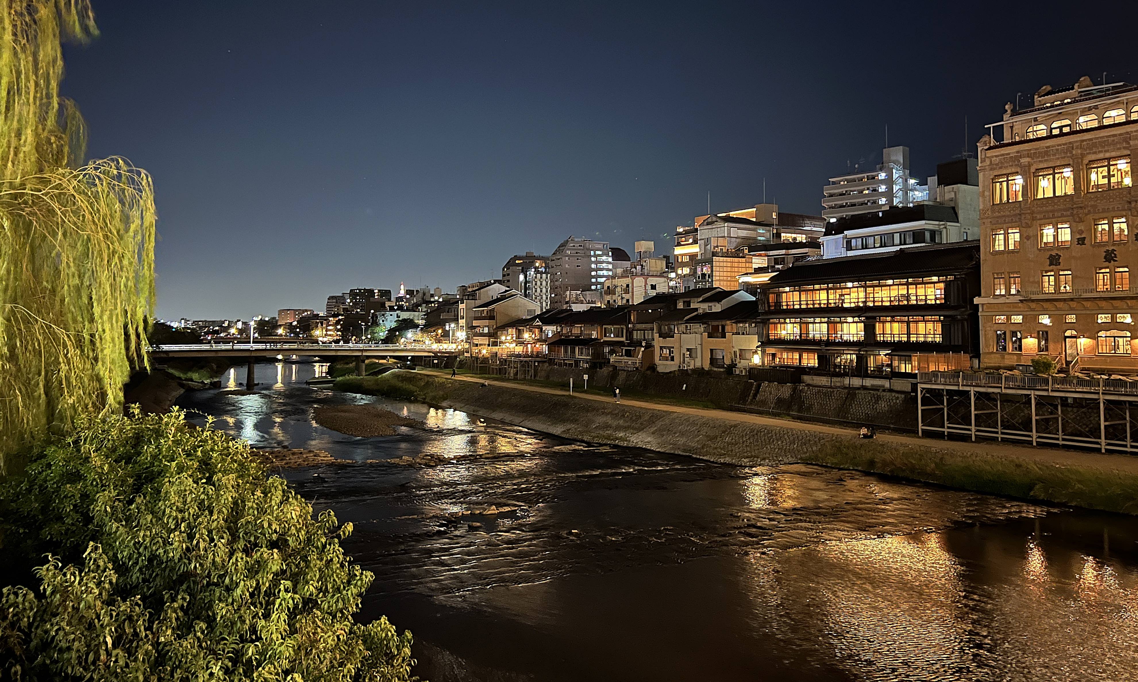 夏日京都的一期一會！一篇解鎖京都夏夜晚風與食遊指南3選：鴨川納涼床、高瀨川漫步、白川夜色