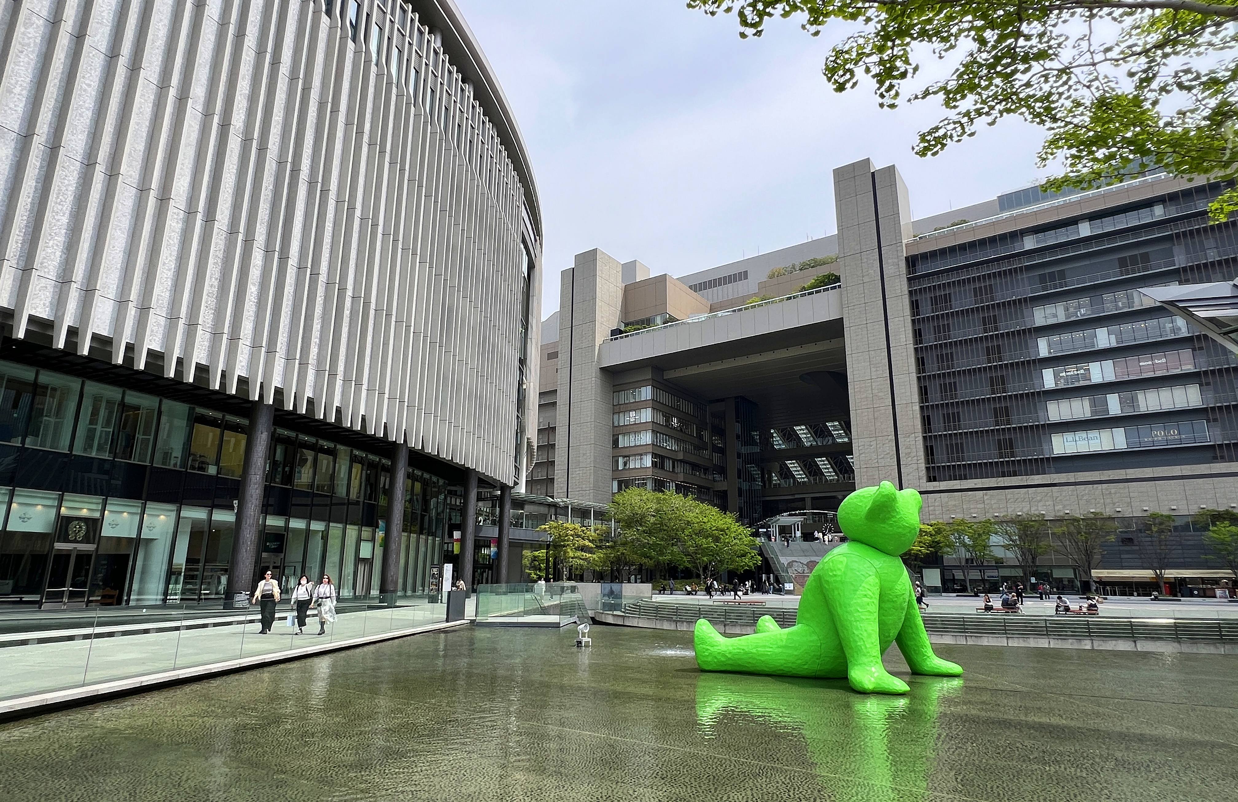 GRAND FRONT OSAKA與建築物外的綠色熊熊擺件