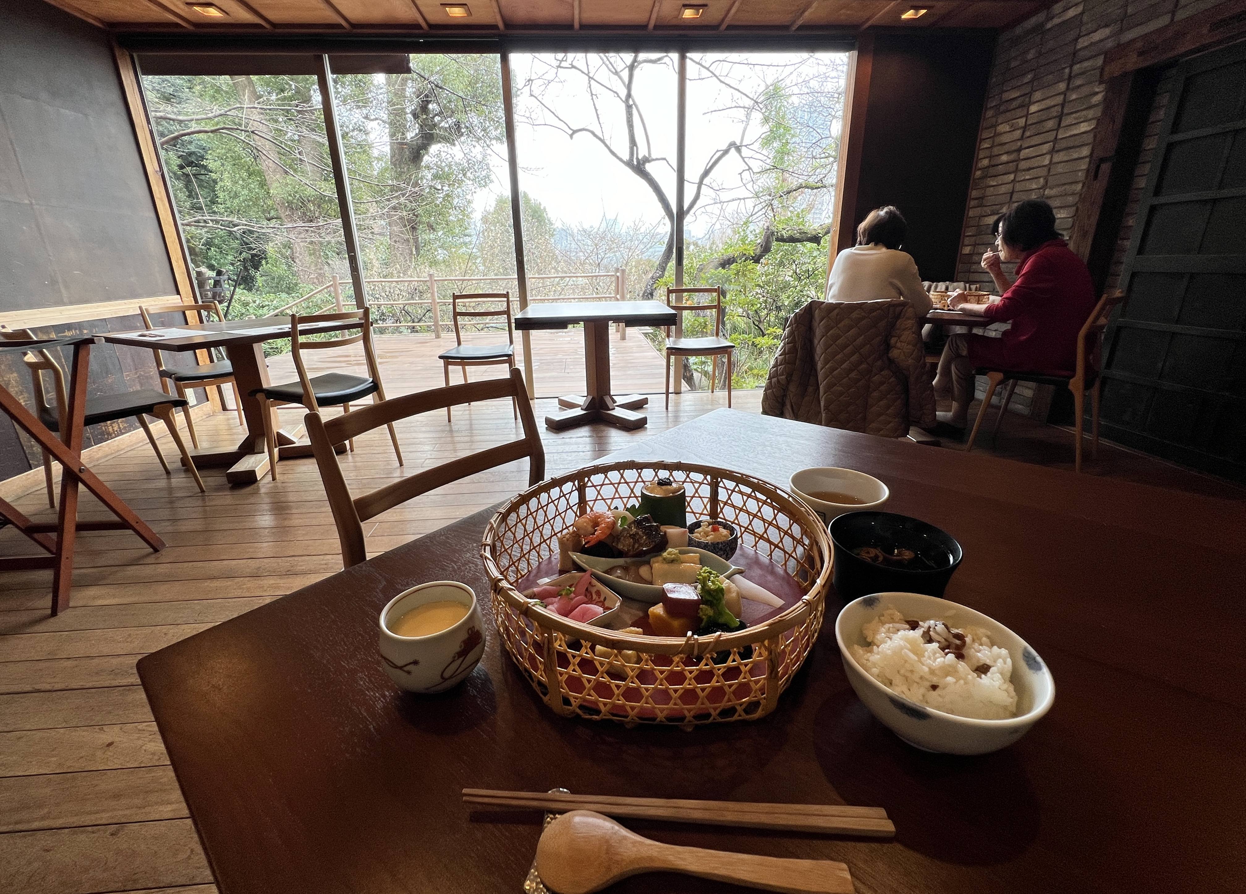 桌上放著日式料理