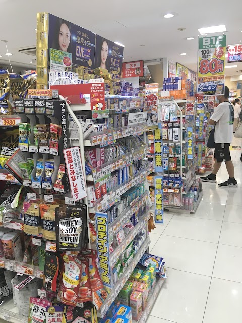 日本大國藥妝不只有感冒藥、胃藥、止痛藥、眼藥水等常見藥品，許多店舖都有將觀光客人氣商品特別標註。
