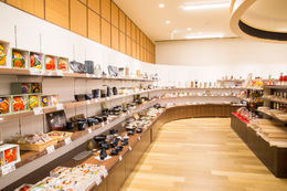 山形市内を中心に山形県内、庄内、置賜、村山、最上でク広告写真の撮影、制作をしています。さらにはお隣りの宮城県仙台、秋田県にも出張撮影してます。スタジオも完備してますので、商品をお送りいただければ高品質な商品の撮影も可能です。店舗様の店舗内の撮影やスタッフさんの撮影、さらに企業様の商品撮影から従業員様、お仕事をされてる風景の写真など、幅広い撮影に対応しております。