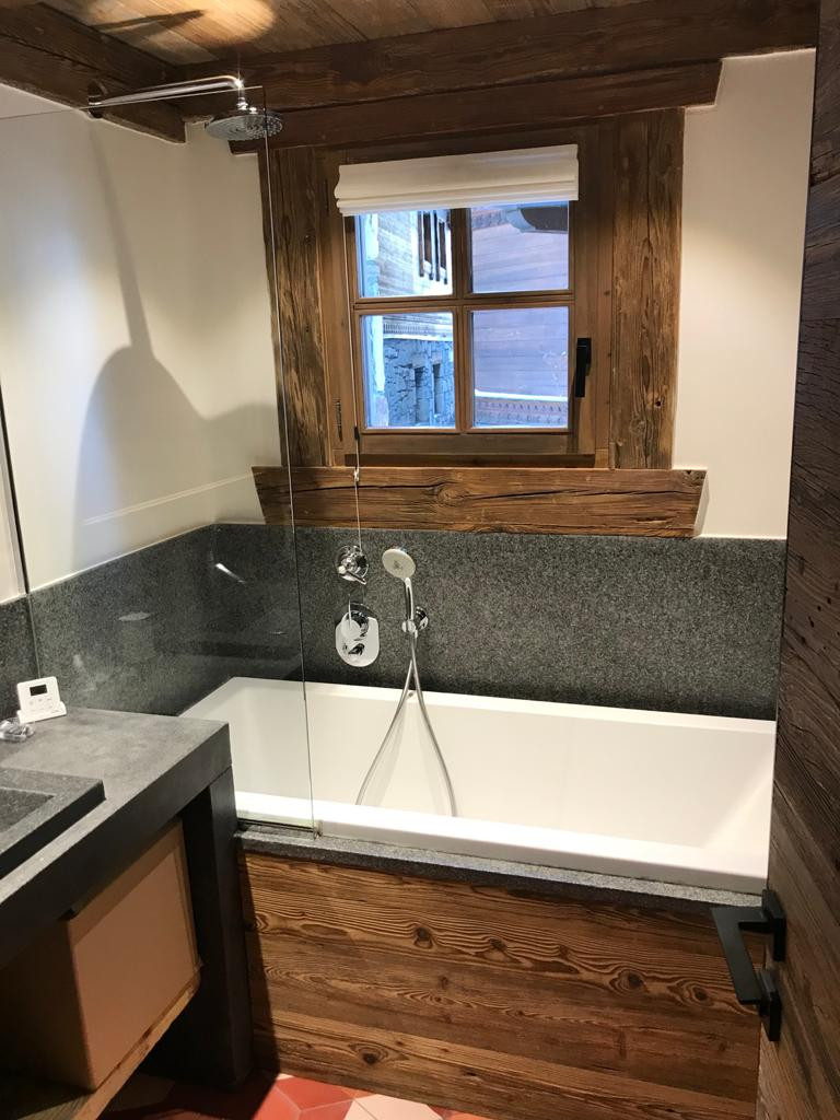 Salle de bain chalet - bois et pierre
