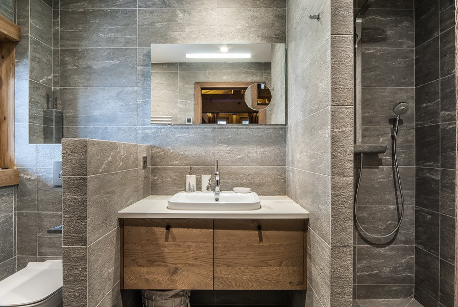 Salle de bain style chalet réalisée par Fillière Plomberie Villaz