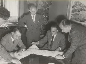 Unterzeichnung des Staatsvertrags am 4. Juli 1949 in Bern: sitzend Bundesrat Max Petitierre (links) und Botschafter Henri Hoppenot (rechts), dazwischen steht René Lemaire. 