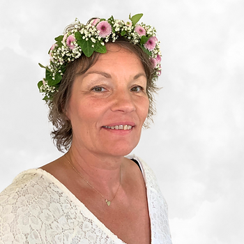Kvinna med blomkrans i håret
