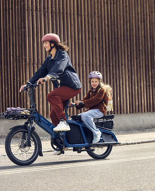 Multitinker vélo longtail avec maman qui transporte sa fille sur piste cyclable montpellier