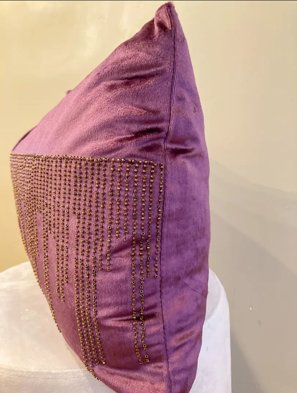 Miniaturbild: Housse de coussin en velours prune avec perles dorés 