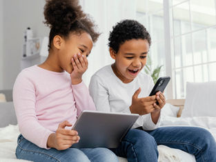 Crianças se divertindo ao usar o celular.