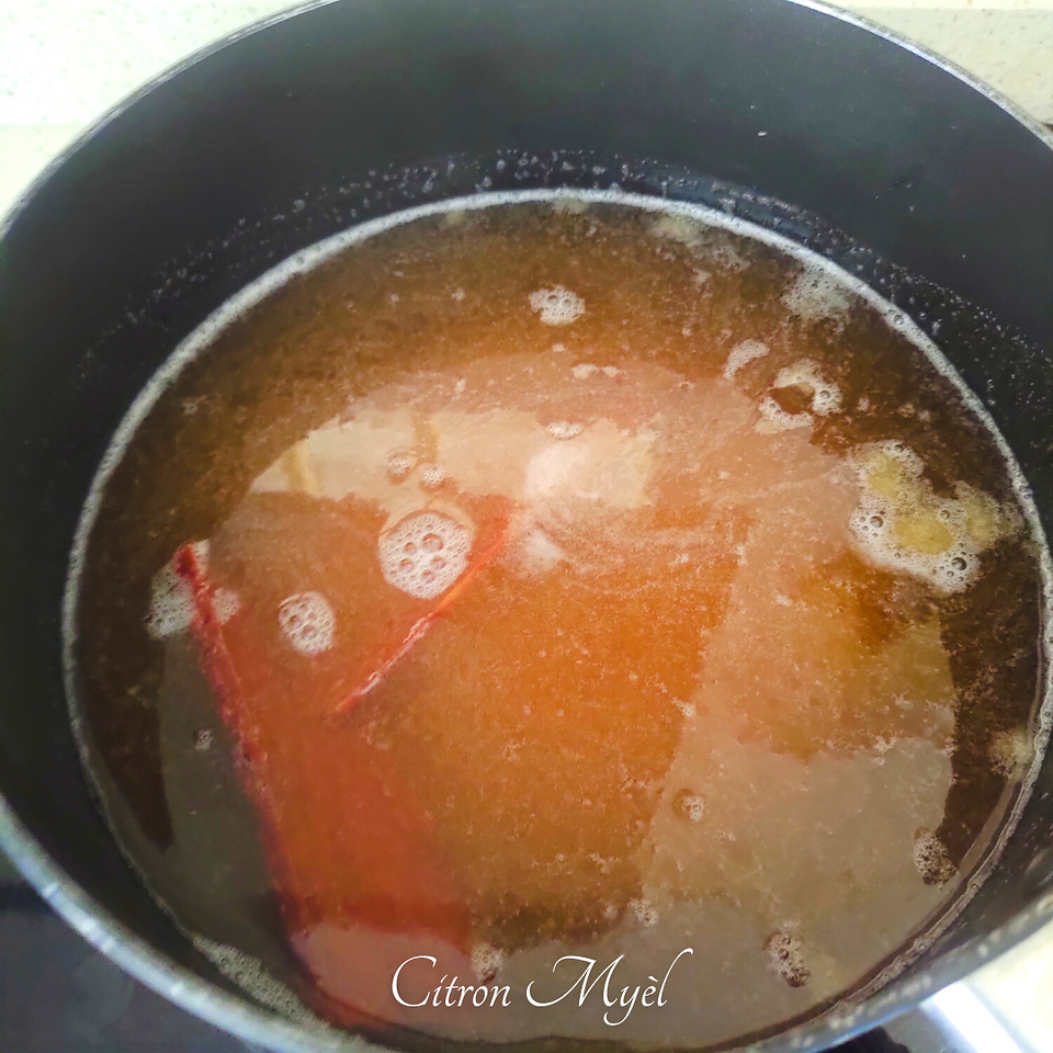 Sirop de goyave avec de la cannelle avant la gélification